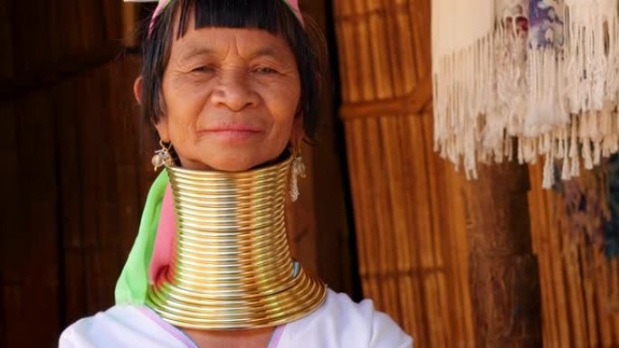 在泰国北部清莱附近的山地部落村，穿着传统服装和颈环的凯伦长颈女子