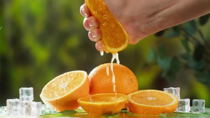 用手挤压自然背景上的橙色。有机柑橘汁特写。水疗护理。护肤、化妆品和美容概念。