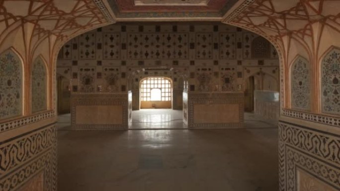著名地标希伊什玛哈镜宫的墙壁。印度拉贾斯坦邦阿米尔堡内