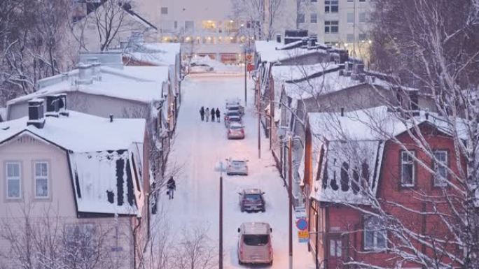 在下雪的冬天，Puu vallia街区的景色