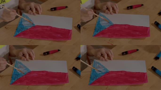 在学校的政治课上，孩子们用手画捷克国旗的特写镜头