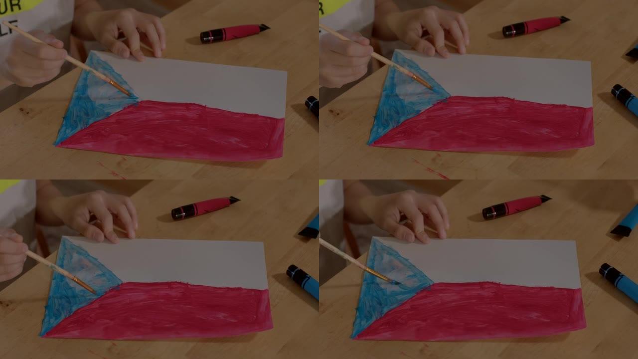 在学校的政治课上，孩子们用手画捷克国旗的特写镜头