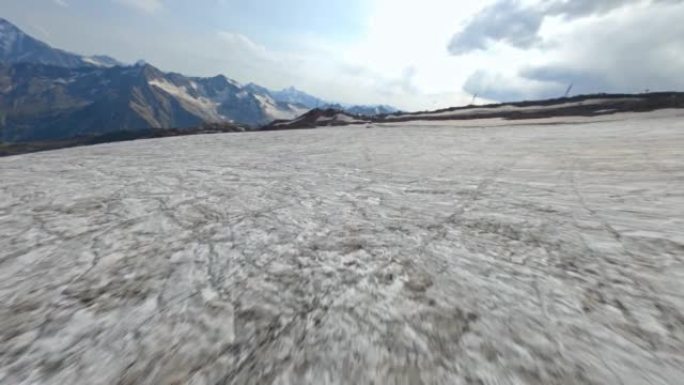 鸟瞰图男子在破裂的自然冰川纹理破碎的冰面上行走