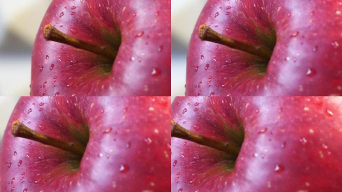 苹果皮上的水滴，特写。红苹果。