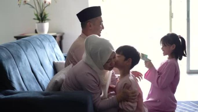 在Hari Raya Aidilfitri庆祝活动中，穿着传统服装的马来穆斯林儿童向父母请求宽恕