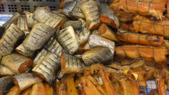野生太平洋鱼的冷热熏制产品
