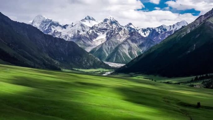 新疆绿色草原和山地景观航拍