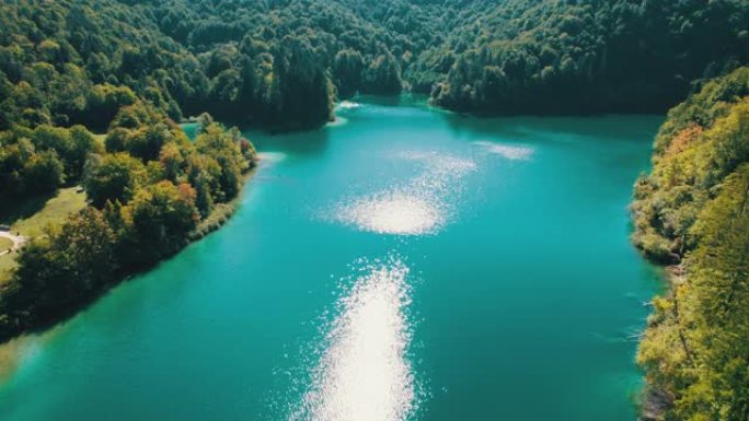 克罗地亚国家公园中十六湖的鸟瞰图，干净的自然