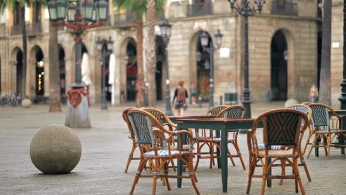 西班牙巴塞罗那广场。步行的人，手掌，建筑物