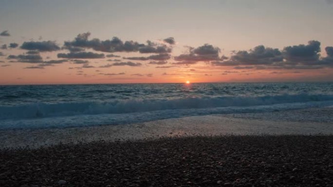 圆石滩背景上的日落