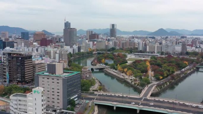 广岛市原子弹穹顶 (广岛和平纪念馆) 和和平纪念公园的鸟瞰图，五颜六色的树木秋天的风景-从上面看日本