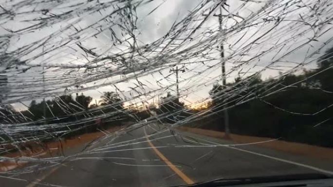 破碎的挡风玻璃道路事故