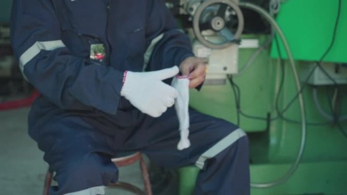 亚洲男子戴着手套准备工作。慢动作