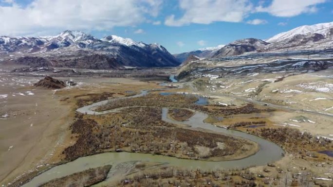 春季，一架无人驾驶飞机在Chuya河山谷飞行的延时视频，背景是Sukor山。俄罗斯西伯利亚阿尔泰。