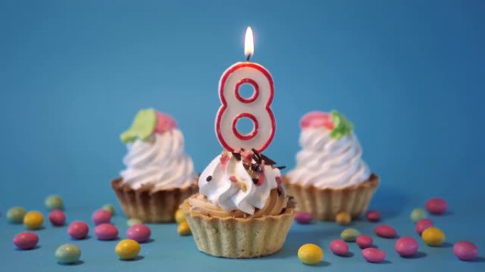 蛋糕，生日蛋糕，蓝色背景上有8、8号燃烧蜡烛。