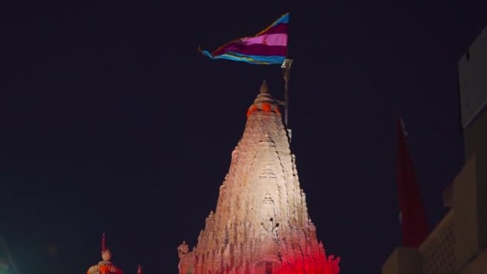在印度古吉拉特邦的德瓦卡，美丽的德瓦卡寺庙的夜景。印度教徒在印度的神圣朝圣之旅