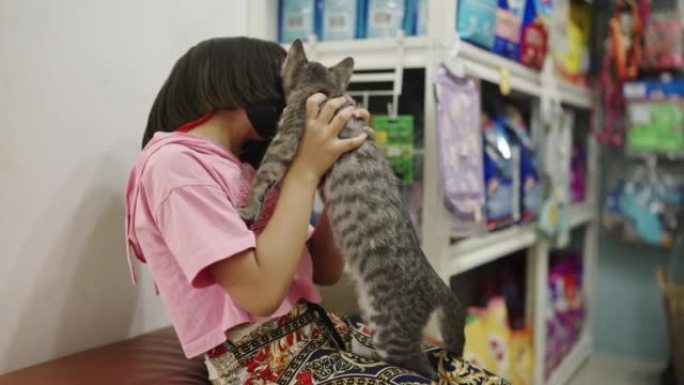 小女孩喜欢动物撸猫人物小孩子