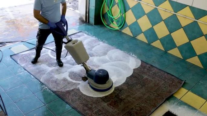 用刷子进行地毯化学清洁。