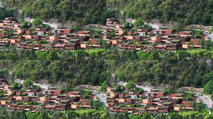 法国芒通的观点。住宅楼、绿化、丘陵