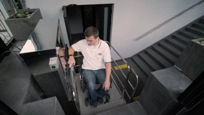 专为身体残疾人士设计的电梯。一个坐轮椅的人使用一种特殊的电梯