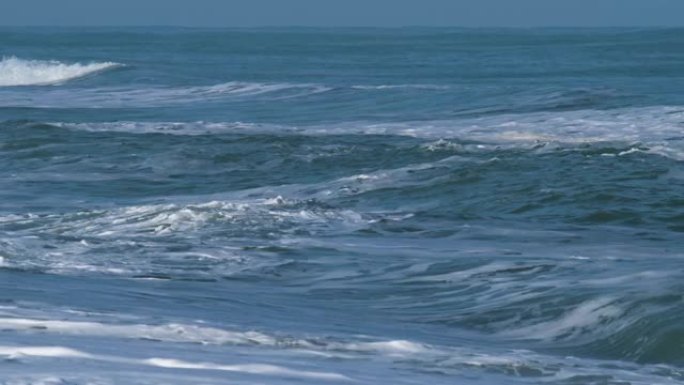 来自日本北海道网走国立公园的鄂霍次克海强浪镜头