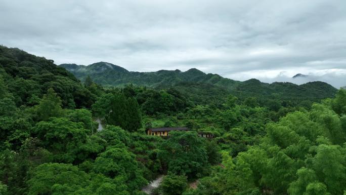 航拍深山里的小村庄