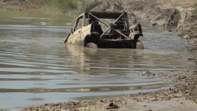 泥泞中的极端越野汽车