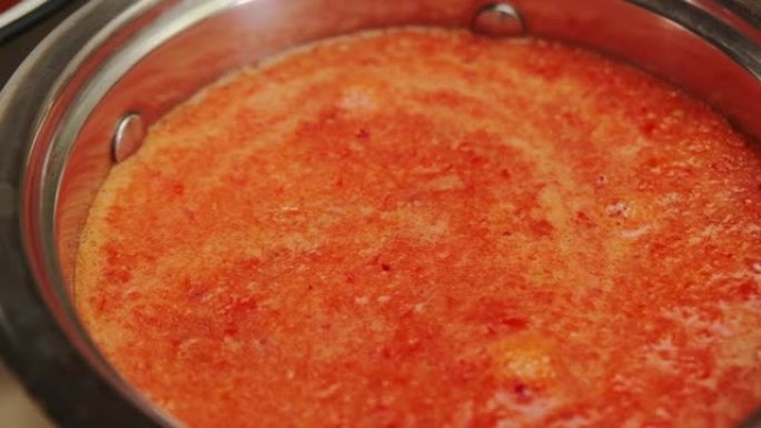 煮米饭的调味汁。番茄和红辣椒酱在平底锅里炖。