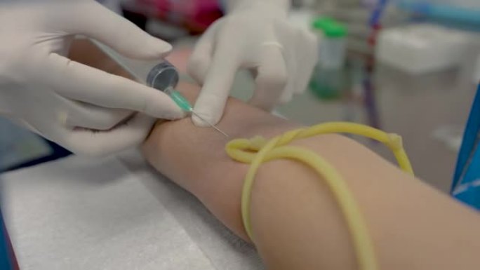 4K 50fps，亚洲妇女的手臂用橡皮筋绑住，以准备抽血程序，进行检查并在医院用酒精清洗。概念健康与
