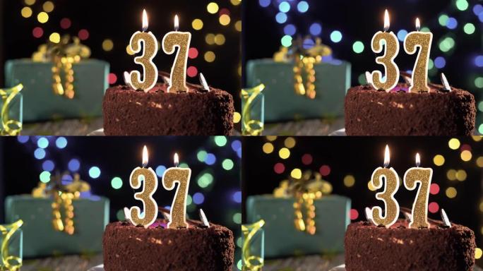 生日蛋糕上有37号蜡烛，明亮的节日背景上闪烁着灯光，打火机上的火，吹灭蜡烛三十七年。
