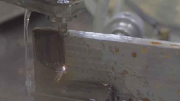 特写: 工厂用火花加工工件的线切割机