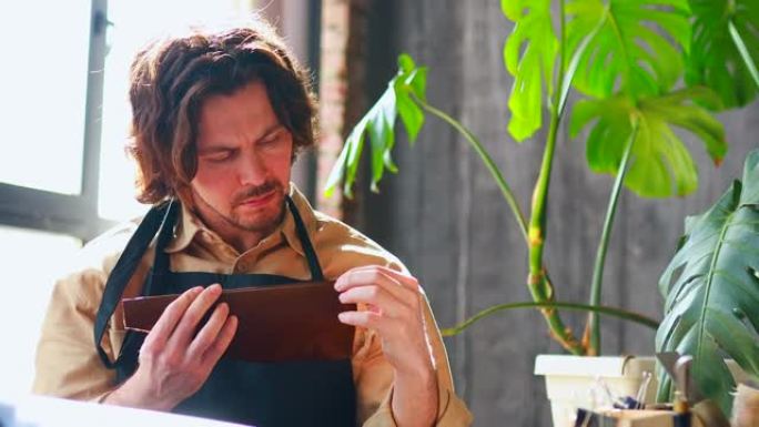 手工车间皮革制品的制作过程