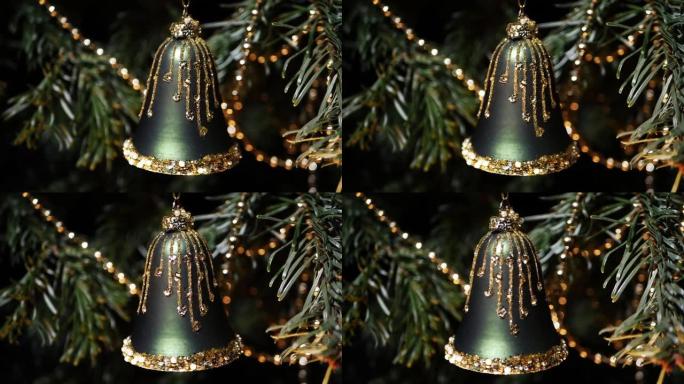圣诞树上挂着圣诞铃铛装饰