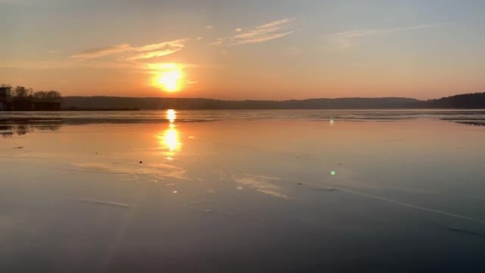 冰冻湖上美丽的日落