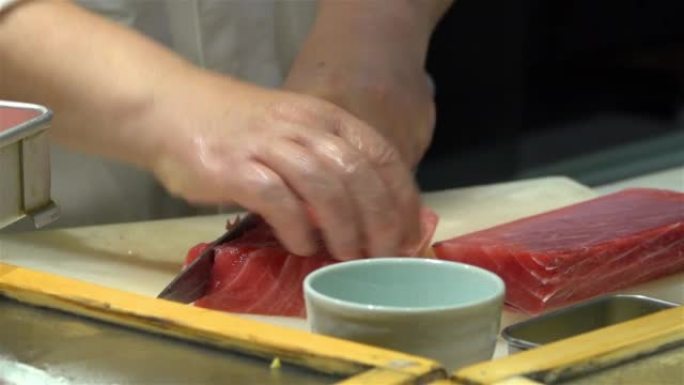 厨师切金枪鱼肉，日本东京