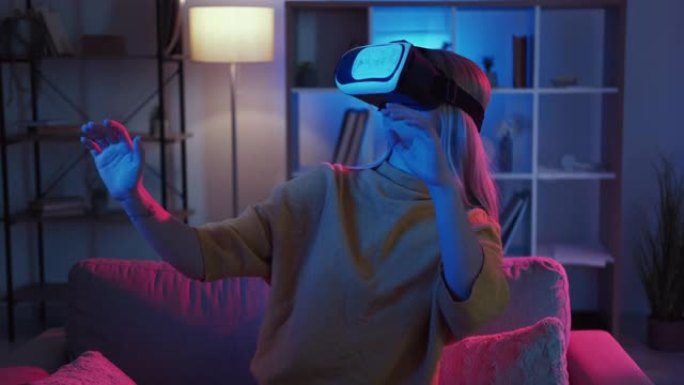 女玩家虚拟现实新体验惊奇