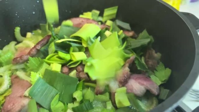 亚洲美食越南热沙拉从切片到油炸芹菜韭菜猪肉或牛肉和香菜的整个烹饪过程非常美味