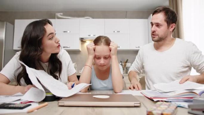 恼怒的父母帮助女儿做家庭作业