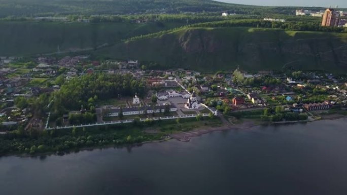 叶尼塞河克拉斯诺亚尔斯克市河岸修道院的景色无人机镜头