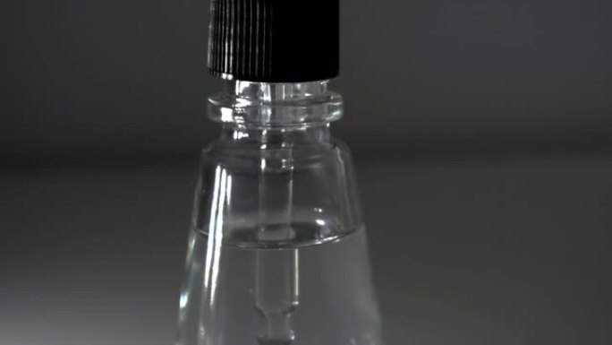 背景中使用模糊瓶的实验室移液器液体滴管
