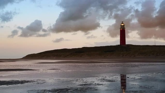 风雨如磐的秋日过后，日落时分，沙丘中瓦登岛特塞尔 (Wadden island Texel) 的灯塔