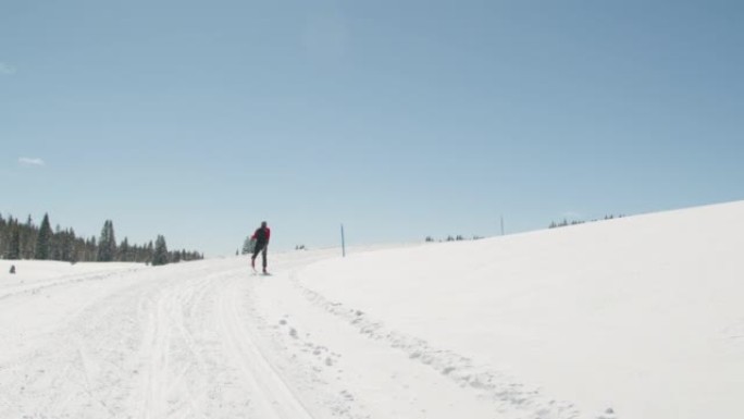 在科罗拉多州阳光明媚的日子里，越野滑雪者以 “对角大步” 的方式在修整的小径上滑雪的手持镜头