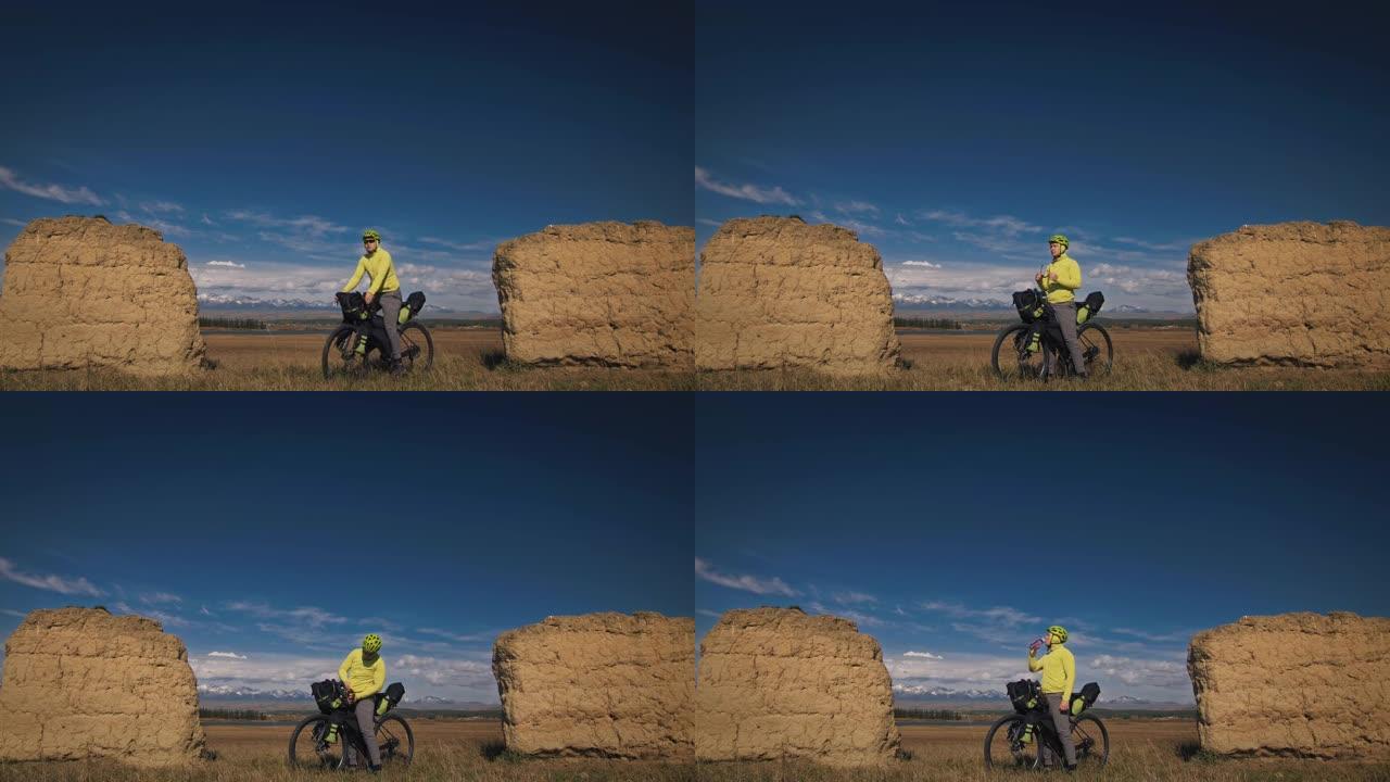 该名男子乘坐混合地形自行车旅行，并乘坐自行车旅行。旅行者带着自行车包旅行。体育旅游自行车包装