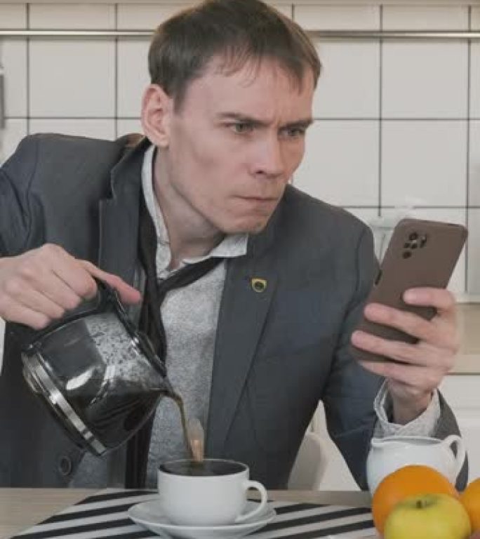 男人在使用智能手机时倒咖啡