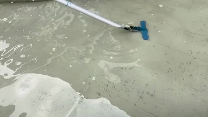 真空吸尘器正在游泳池里打扫。