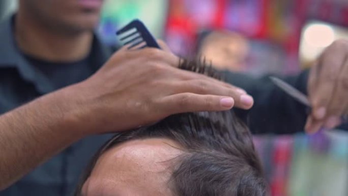 理发师用剪刀剪头发特写