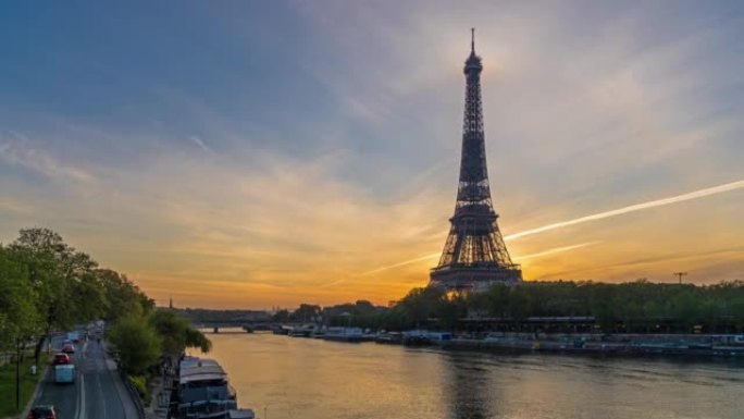 巴黎埃菲尔铁塔后面有塞纳河和船只的多彩日出
