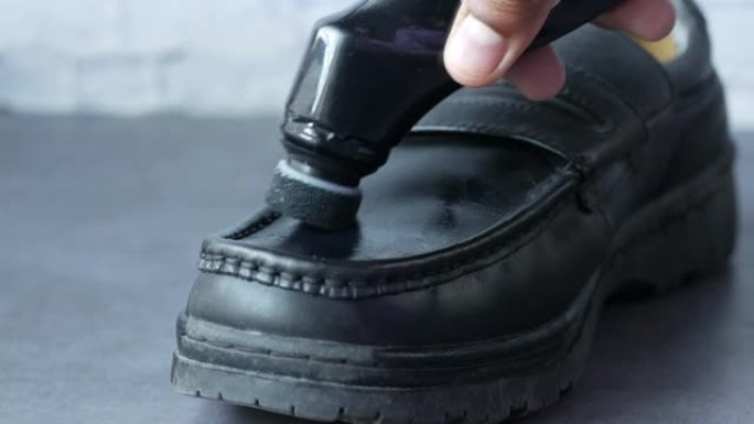 用地板上的刷子清洁鞋子