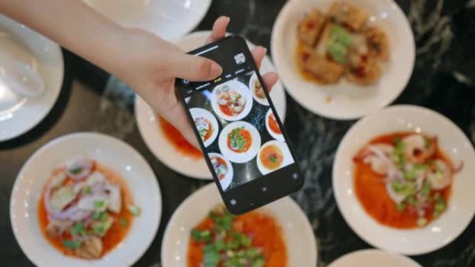 游客为社交媒体拍摄美食照片。
