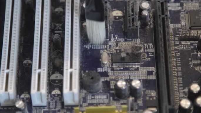用刷子清洁电脑板，防止灰尘。